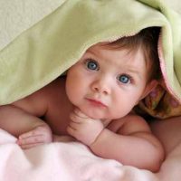 bebe con pelo con acondicionador