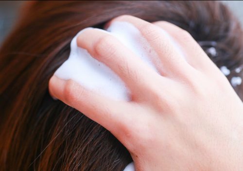 aplicar mousse en las raices