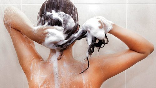 mujer lavando el cabello