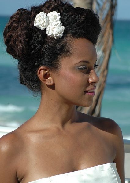 hermoso peinado para boda chica afro